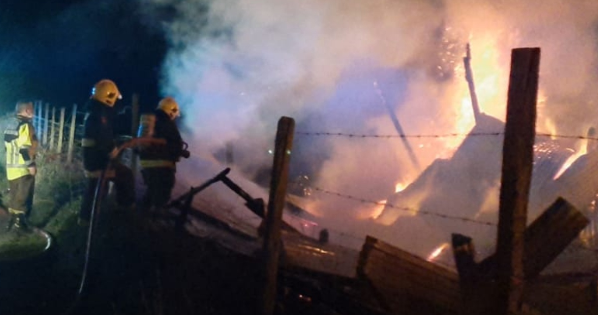 ATAQUE INCENDIARIO DESTRUYE 2 GALPONES EN ERCILLA