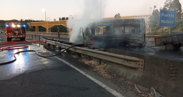 Ataque incendiario sobre Puente Malleco provoca caos vehicular en Ruta 5 Sur