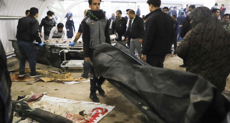 Los cuerpos tras las explosiones en la ceremonia conmemorativa en Irán