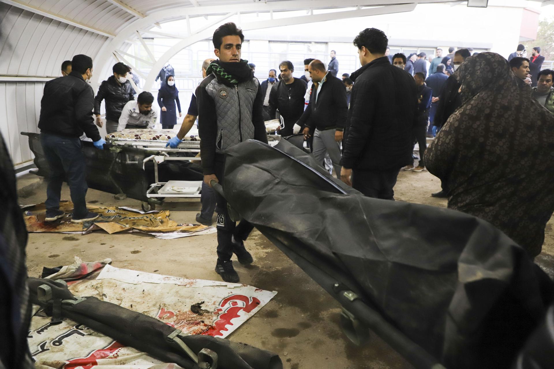 Los cuerpos tras las explosiones en la ceremonia conmemorativa en Irán