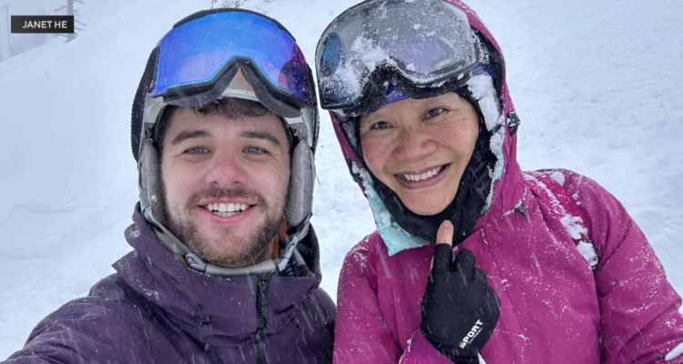 Janet He junto al hombre que la rescató.