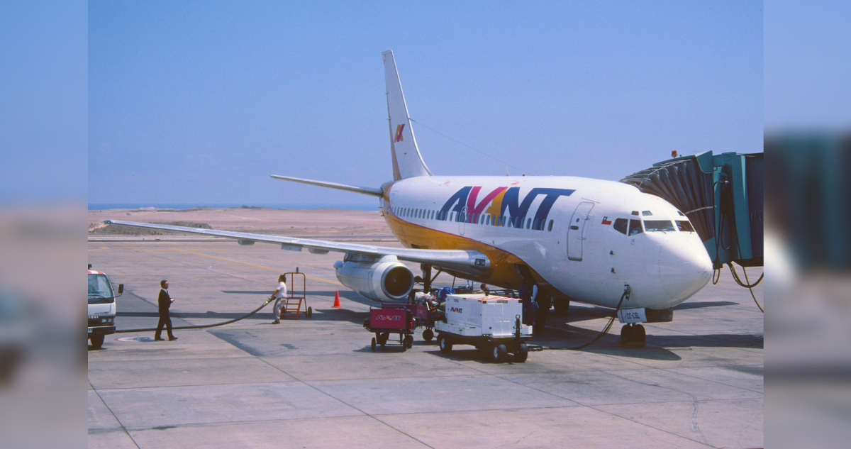 avión de avant airlines conectado para tomar pasajeros