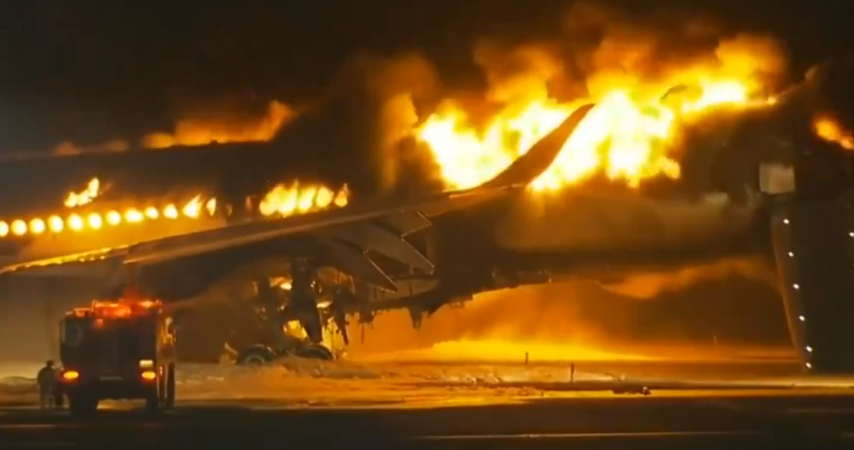 Avión se incendia en aeropuerto de Tokio: habrían evacuado a los 400 pasajeros y tripulantes