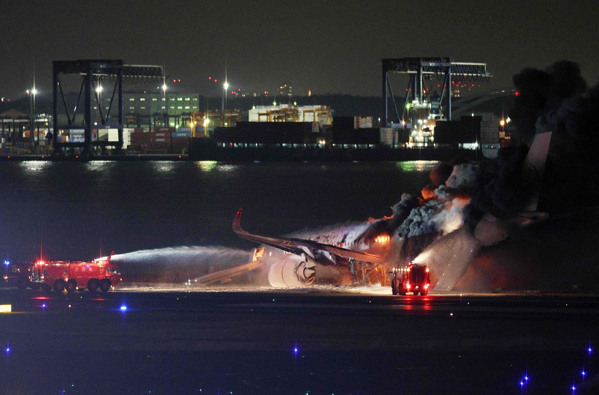 avión incendiándose