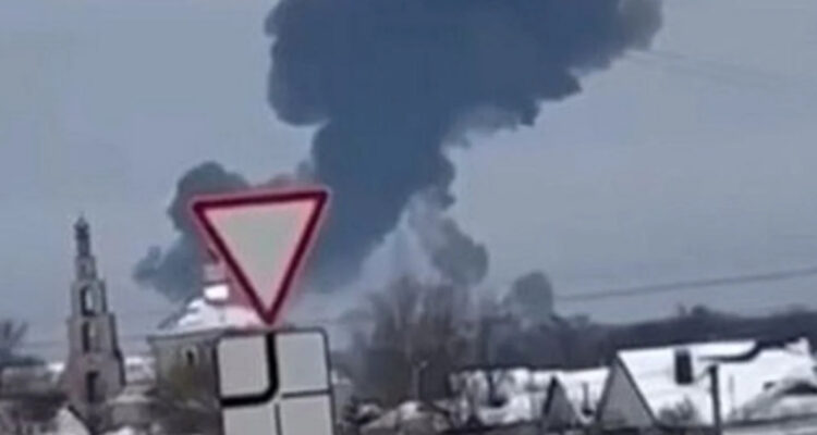 Avión militar ruso con 65 prisioneros se estrella cerca de la frontera con Ucrania