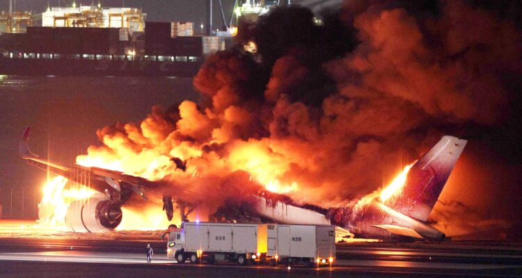 avión incendiándose
