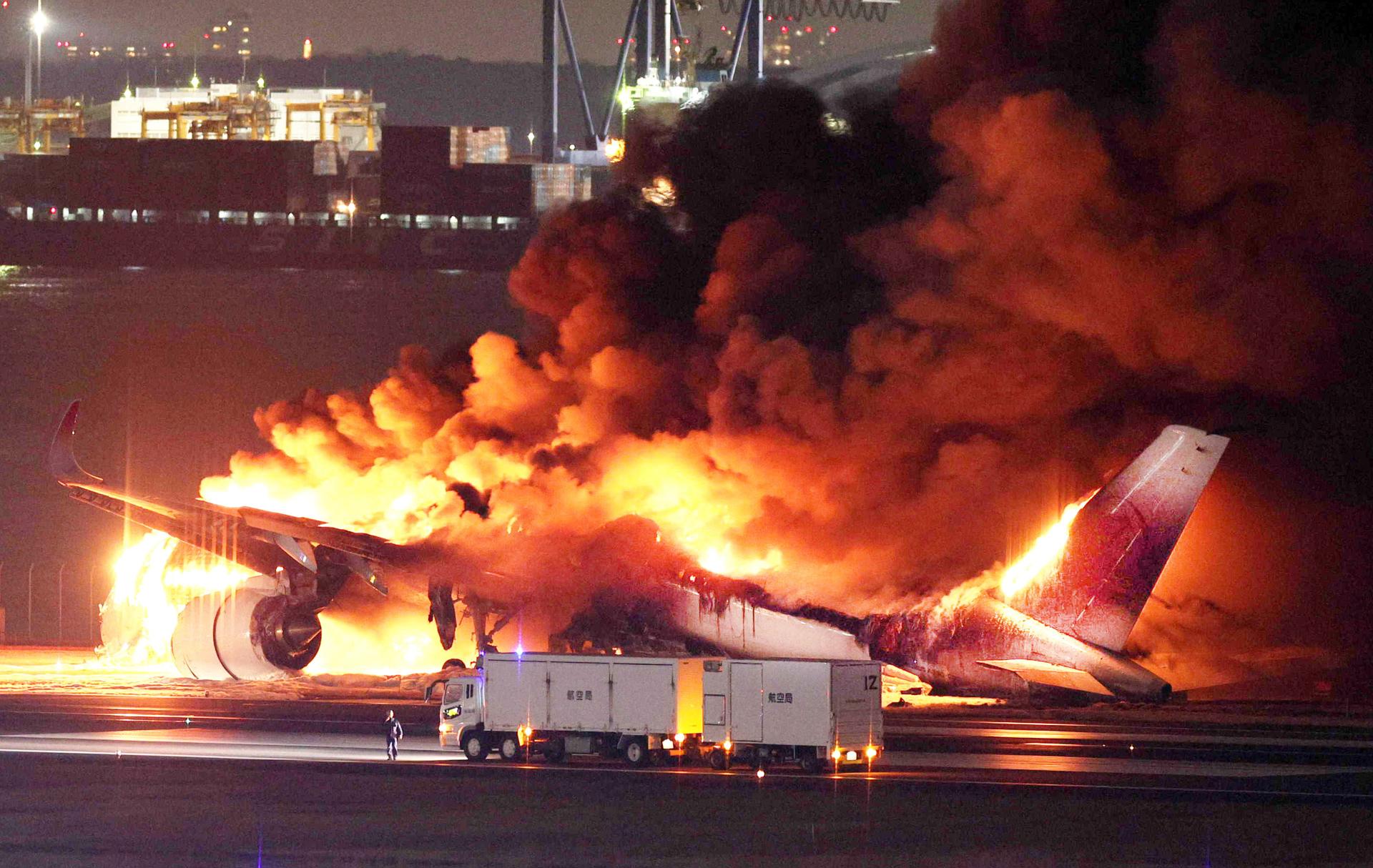 avión incendiándose