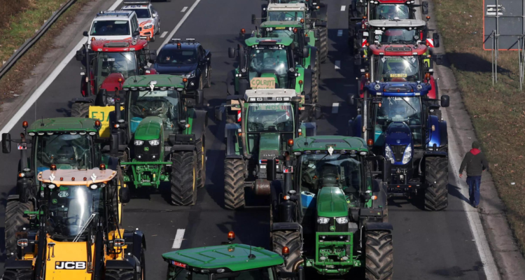 Agricultores belgas bloquean el anillo de Bruselas 