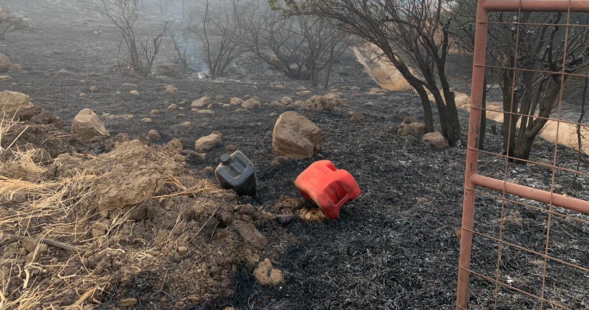 Lo Barnechea anuncia querella por incendio forestal tras hallazgo de bidones de parafina