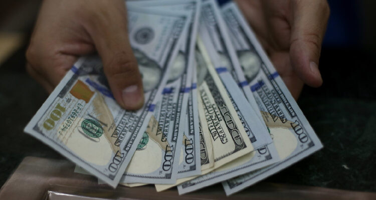 billetes de cien dólares