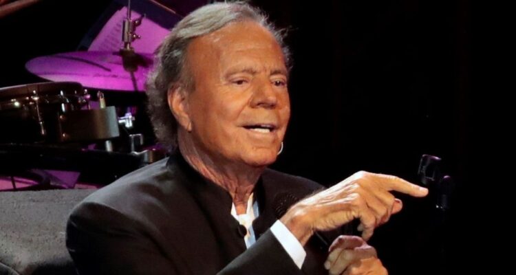 Bochorno de Julio Iglesias en aeropuerto de República Dominicana por contenido de su equipaje