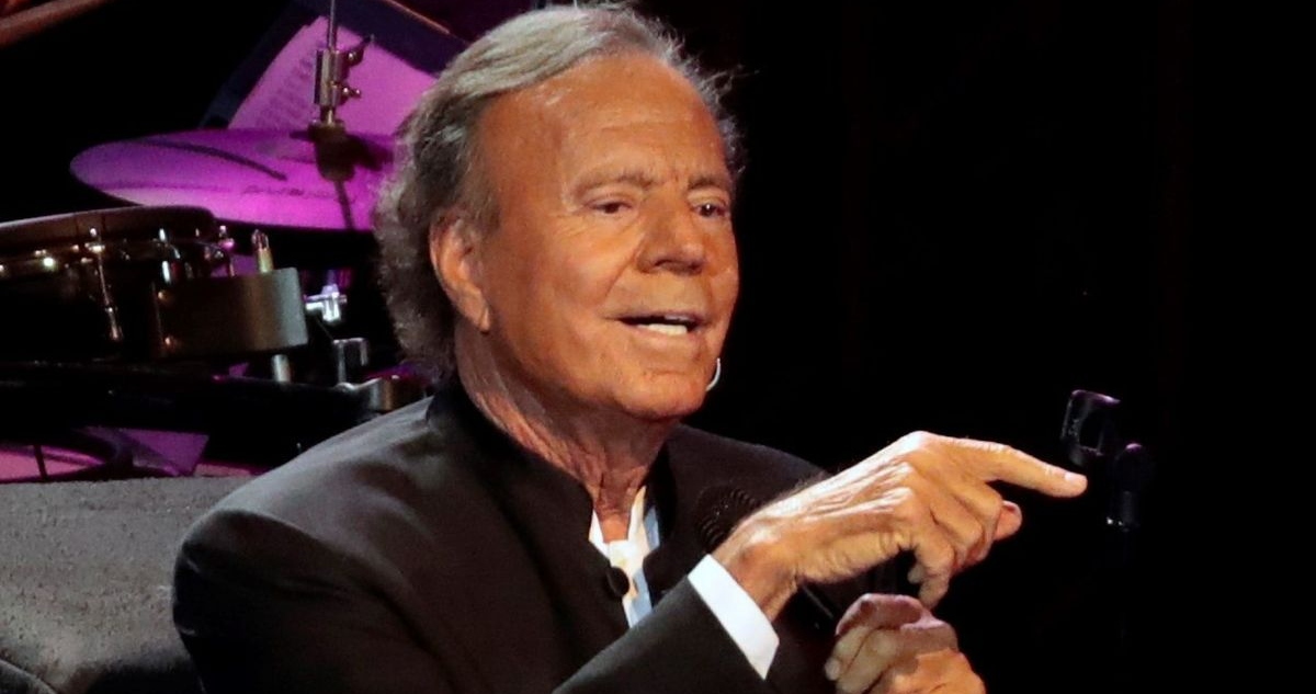 Bochorno de Julio Iglesias en aeropuerto de República Dominicana por contenido de su equipaje