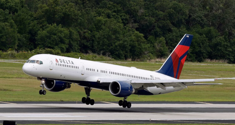 Boeing se “cae a pedazos”: avión 757 pierde una rueda justo antes de despegar