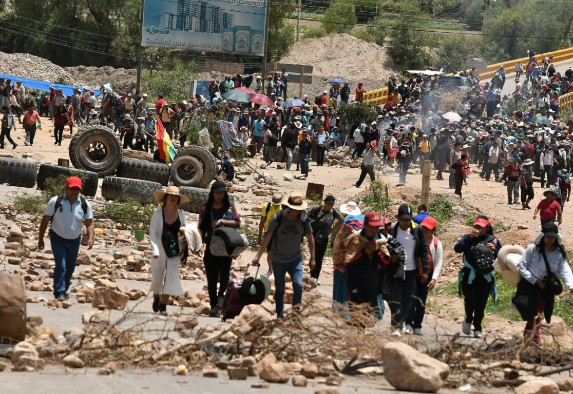Afines a Evo Morales bloquean una carretera como medida de presión durantes el martes en Cochabamba 