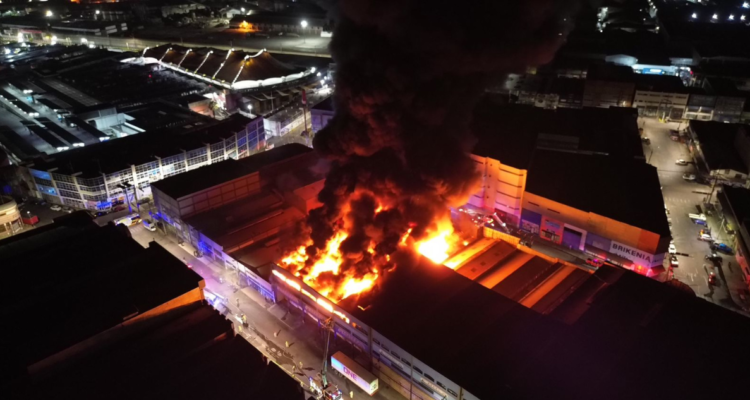 Imagen aérea de incendio que afecta bodegas en la Zofri