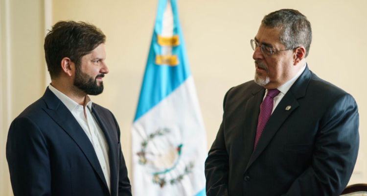 Imagen de presidente de Chile, Gabriel Boric, junto al presidente electo de Guatemala, Bernardo Arévalo.