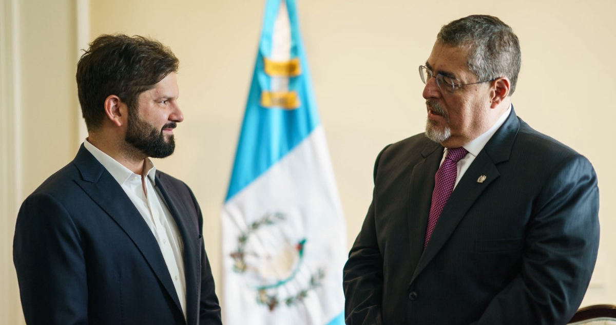 Imagen de presidente de Chile, Gabriel Boric, junto al presidente electo de Guatemala, Bernardo Arévalo.