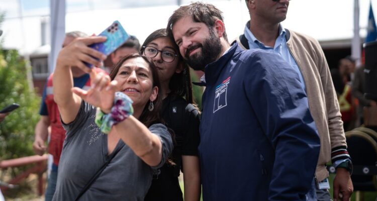 Presidente suaviza tono hacia la prensa y agradece la presencia de medios en actividades por Chiloé