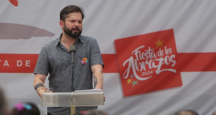 Con llamado a la unidad progresista, presidente Boric participa de Fiesta de los Abrazos del PC