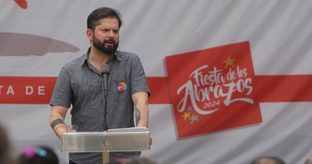Con llamado a la unidad progresista, presidente Boric participa de Fiesta de los Abrazos del PC