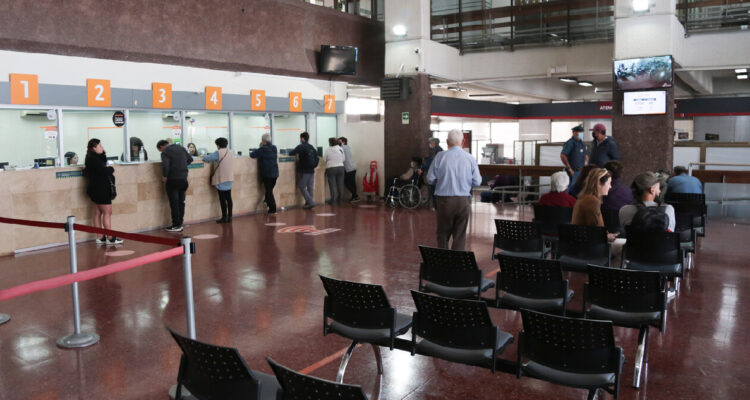 Un hall de atención al público dentro de un banco