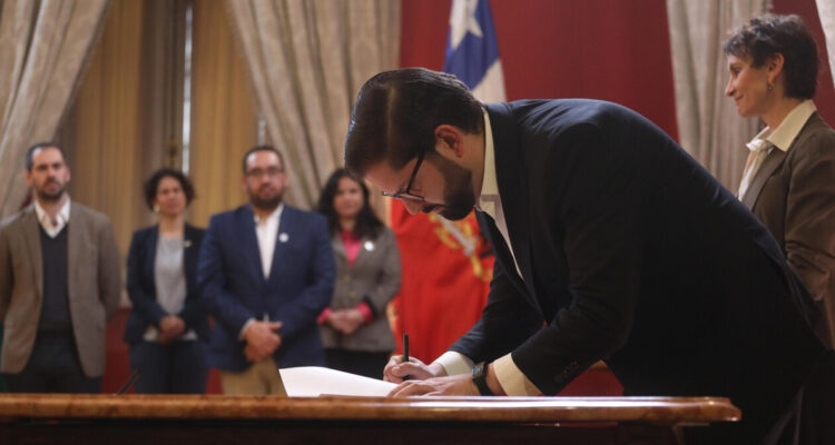 Oposición pide cambio de gabinete “urgente” por reuniones de ministros con lobbista Zalaquett
