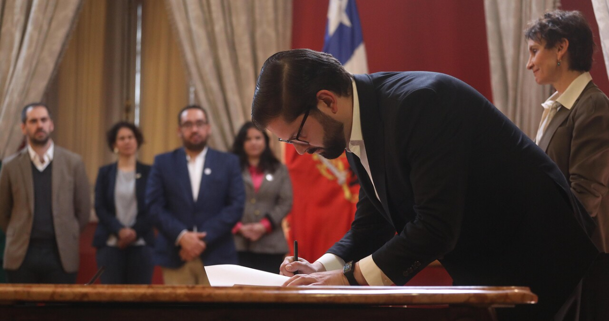 Oposición pide cambio de gabinete “urgente” por reuniones de ministros con lobbista Zalaquett