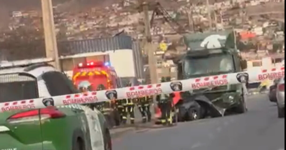 Tres muertos deja accidente de camión de alto tonelaje tras arrasar con 7 vehículos en Antofagasta