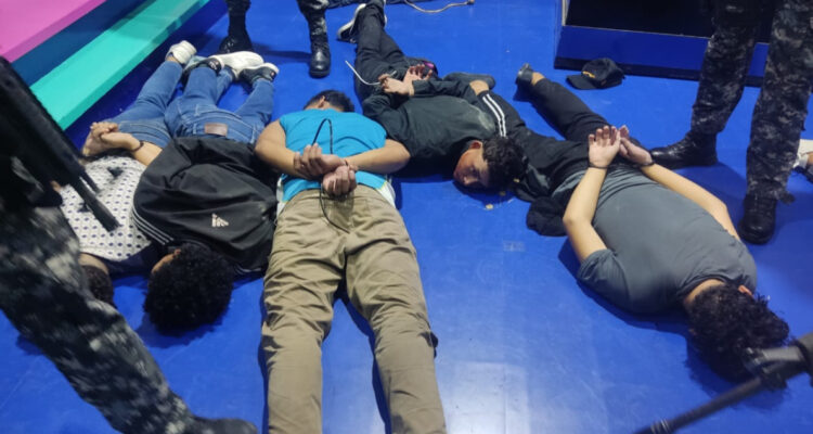 Caos en Ecuador: policía entra a canal de televisión y detienen a sujetos que secuestraron periodistas