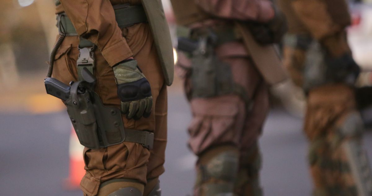 Criterio Yáñez: general dispone que carabineros de franco puedan usar un arma institucional 24/7