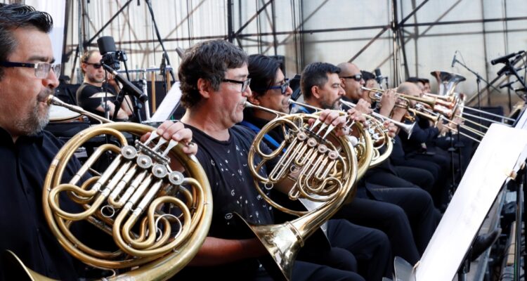 “Carmina Burana” se presentará gratis este martes en Estación Central: mira los desvíos en la Alameda