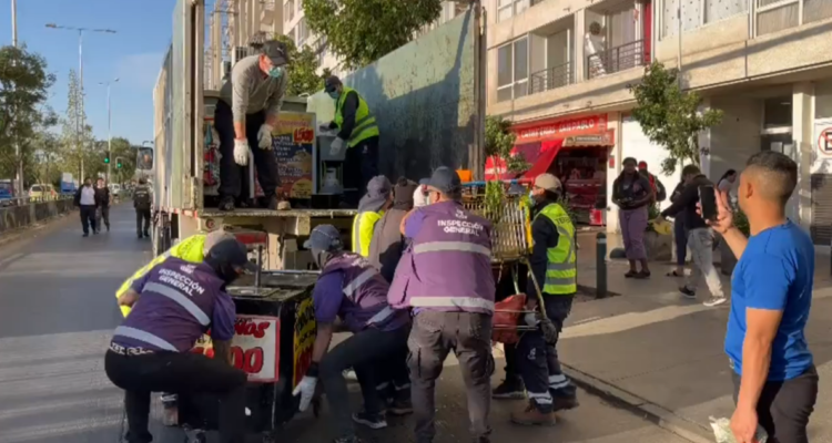 Municipio de Estación Central lidera operativo contra ambulantes e incautan carros de comida