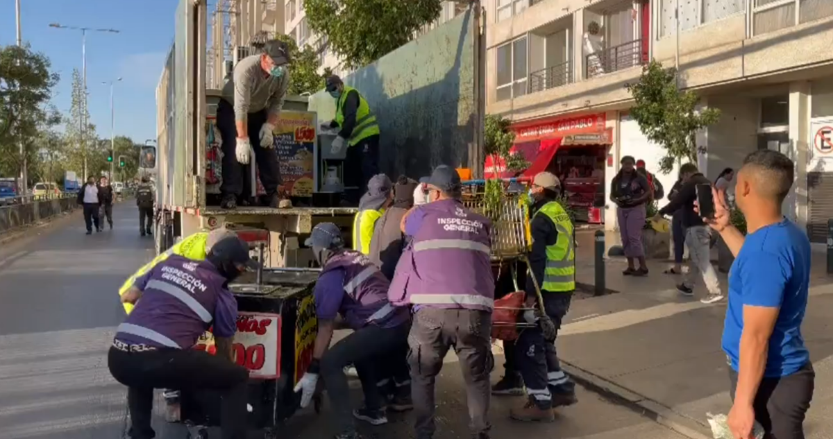 Municipio de Estación Central lidera operativo contra ambulantes e incautan carros de comida