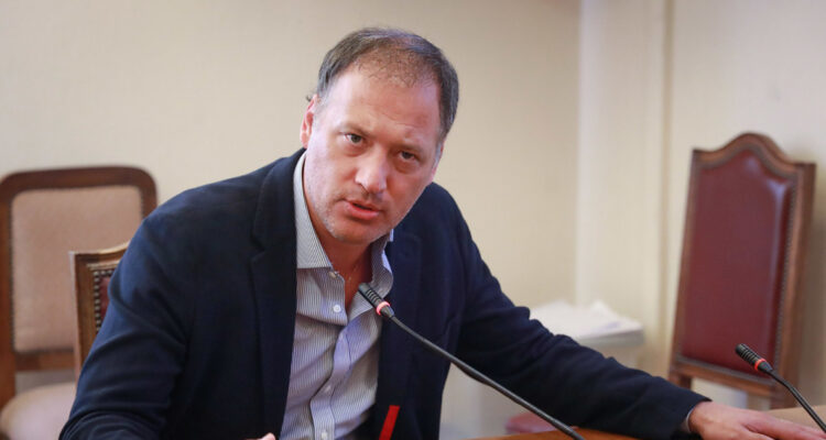 Castro (RN) pide investigar posible contratación millonaria en defensa de migrantes irregulares