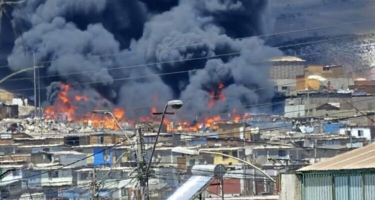 Reportan violento incendio en el sector Cerro Chuño de Arica: hay varias viviendas afectadas