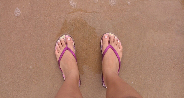 Esta es la razón por la que no deberías usar ‘chalas’ en verano: expertos recomiendan el pie descalzo