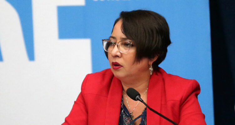 Gobernadora de Coquimbo intentó contratar a nuevo chofer extranjero, pero no tenía papeles al día