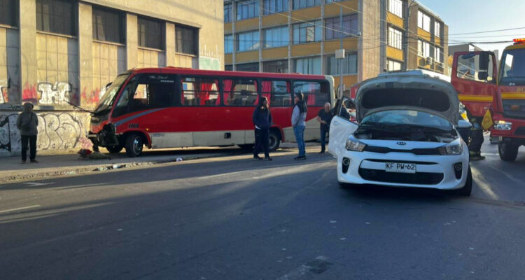 Colisión entre microbús y auto deja dos heridos y corte de tránsito en Valparaíso