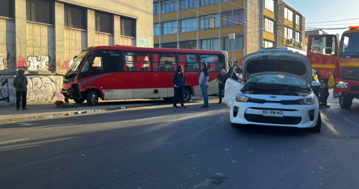 Colisión entre microbús y auto deja dos heridos y corte de tránsito en Valparaíso