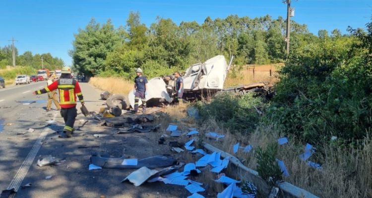 Imagen de colisión entre un camión y una camioneta entre Valdivia y Mariquina