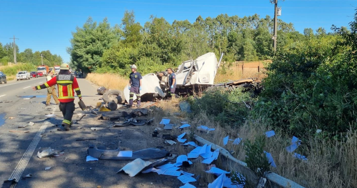 Imagen de colisión entre un camión y una camioneta entre Valdivia y Mariquina