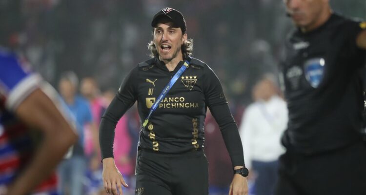 Luis Zubeldía se alejó de la banca de Colo Colo.