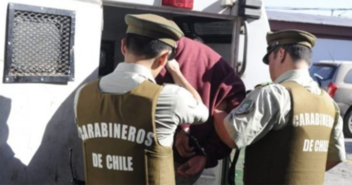 Detienen a 2 hermanos con vehículo robado y bidones de combustible durante control en ruta Lebu-Arauco
