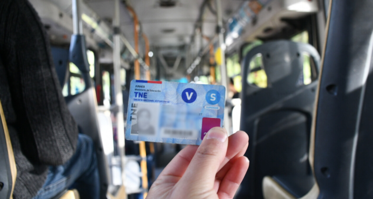 Pese a que lo dice la ley: estudiantes acusan malos tratos de choferes por usar Pase Escolar en Osorno