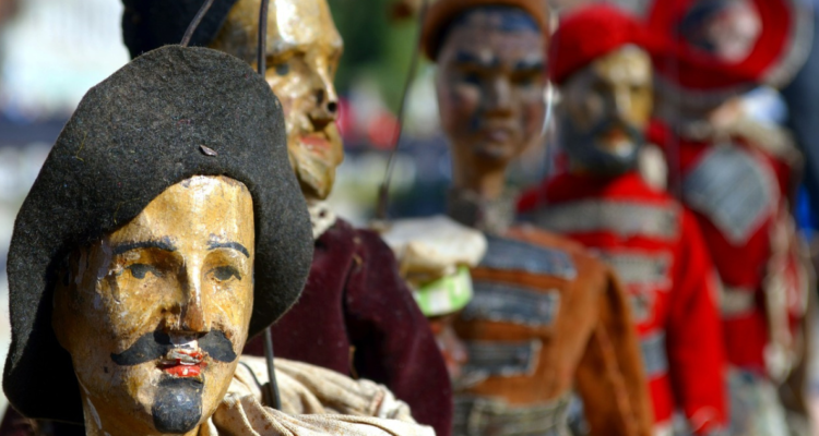 Valdivia: artista callejero acusa mal actuar de inspectores que lo multaron pese a marcha blanca