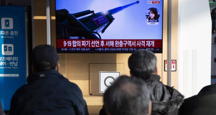 Personas viendo las noticias en una estación en Seúl