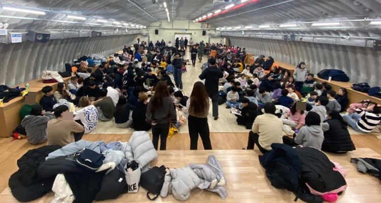 Residentes de la isla Yeonpyeong refugiándose