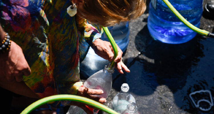 Personas cargan agua debido al corte ocasionado del día domingo en la desoladora norte (a las afuera de la ciudad), causando que la mitad de la ciudad se quede sin agua potable hasta el día Viernes 08 del Presente mes