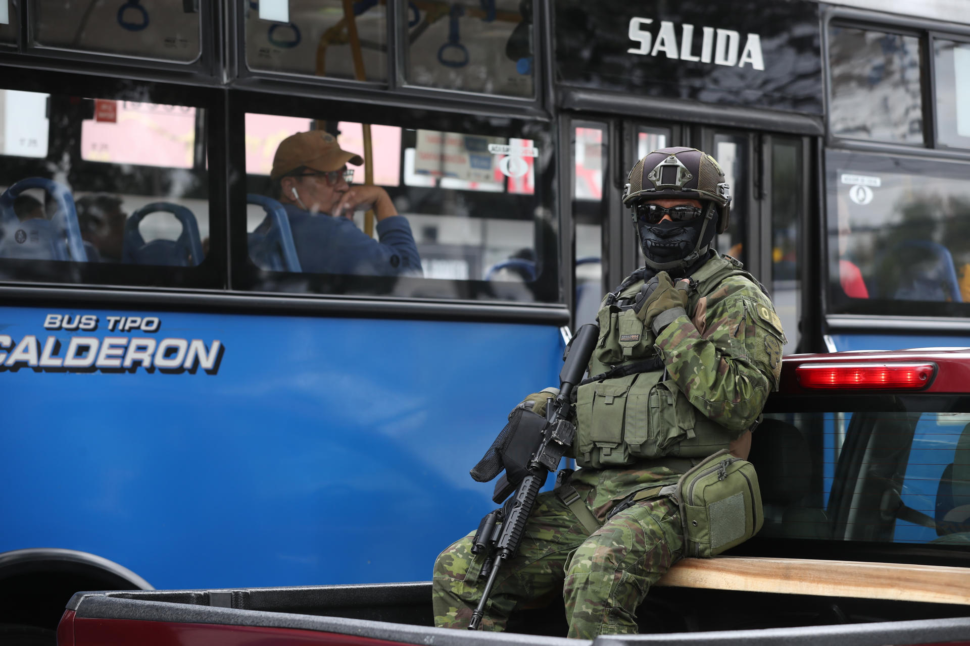Soldados ecuatorianos patrullan hoy, en el sector de Carapungo, en Quito