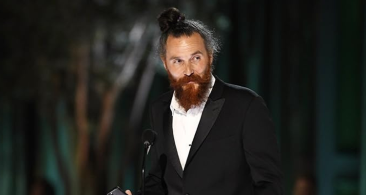 Chileno Cristóbal Tapia se lleva el premio Emmy por la banda sonora de “The White Lotus”